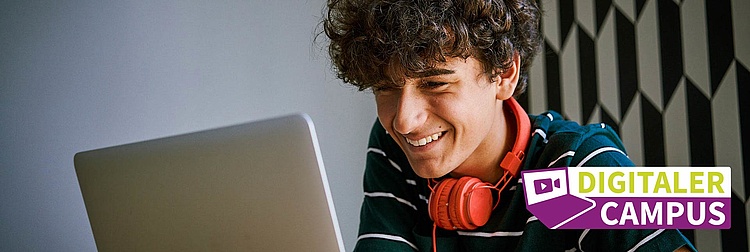 Der digitale Campus der AusbildungsOffensive Bayern: Ein Jugendlicher sitzt mit seinen Kopfhörern vor seinem Laptop