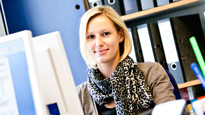 Kaufmann/-frau für Spedition und Logistikdienstleistung bei der Arbeit in der Ausbildung