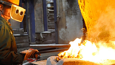 Gießereimechaniker/-in bei der Arbeit in der Ausbildung