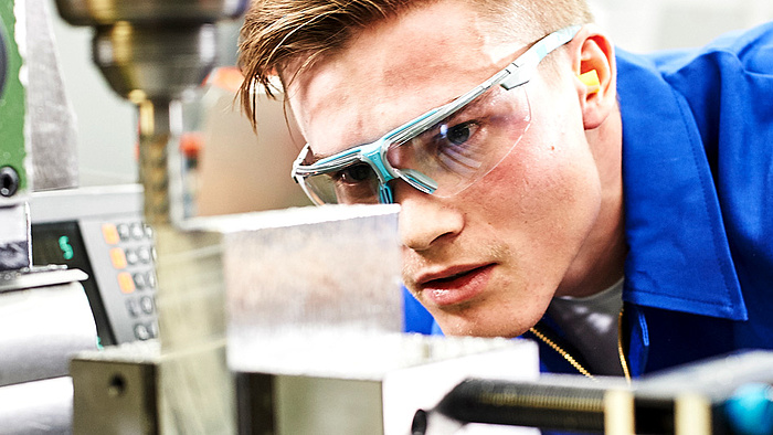 Werkzeugmechaniker/-in bei der Arbeit in der Ausbildung