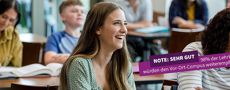 Eine Gruppe von Schülerinnen und Schülern sitzt in einem Klassenzimmer, während eine lachende junge Frau im Vordergrund zu sehen ist. Ein violettes Banner mit der Aufschrift „NOTE: SEHR GUT – 98% der Lehrkräfte würden den Vor-Ort-Campus weiterempfehlen“ überlagert das Bild.