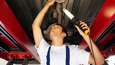 Karosserie- und Fahrzeugbaumechaniker/-in bei der Arbeit in der Ausbildung