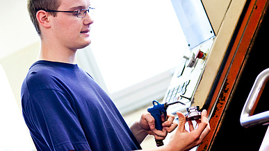 Fachkraft für Metalltechnik bei der Arbeit in der Ausbildung