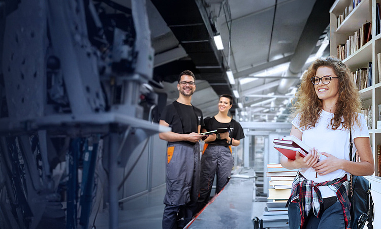 Frau im weißen T-Shirt mit Büchern in der Hand, zwei Mitarbeiter in der Prodution