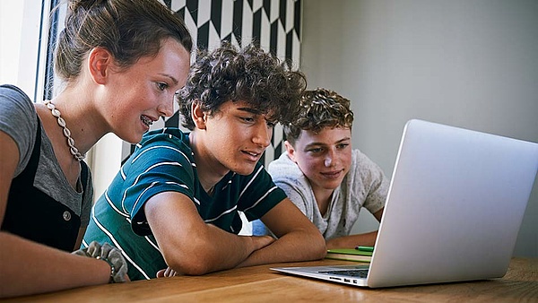 Jugendliche, die online nach freien Ausbildungsplätzen suchen.