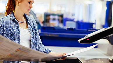 Packmitteltechnologe/-in bei der Arbeit in der Ausbildung