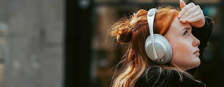 Jugendlicher denkt über das Angebot an Studiengängen nach.