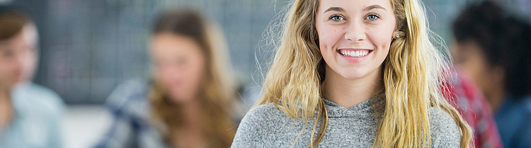 Jugendliche freuen sich auf ihre Ausbildung oder ihr Studium.