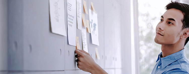 Jugendliche suchen nach Ausbildungsstellen.