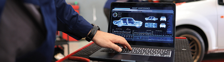 Laptop in einer Werkstatt der Automobilindustrie