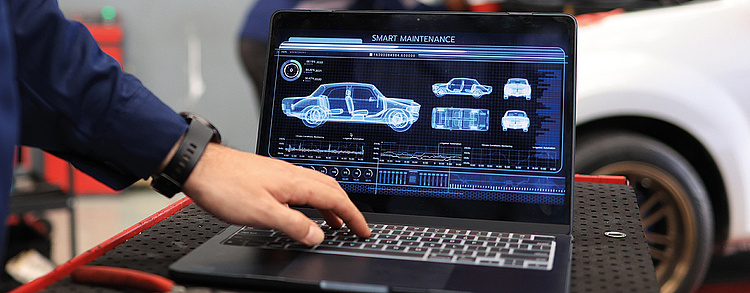 Laptop in einer Werkstatt der Automobilindustrie