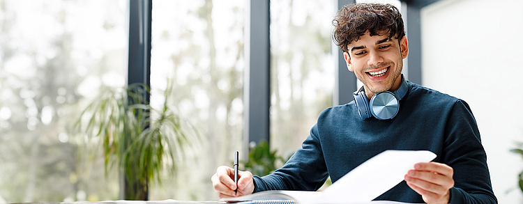 Jugendlicher checkt Ausbildungsvertrag.