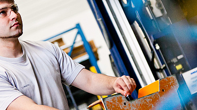 Maschinen- und Anlagenführer/-in bei der Arbeit in der Ausbildung