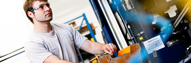 Maschinen- und Anlagenführer (m/w/d) - Metall- und Kunststofftechnik bei der Arbeit in der Ausbildung