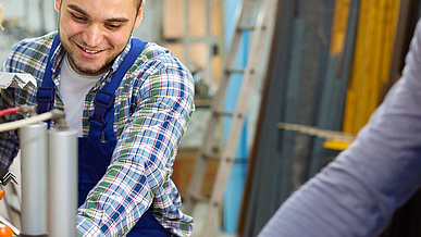 Verfahrensmechaniker/-in für Beschichtungstechnik bei der Arbeit in der Ausbildung