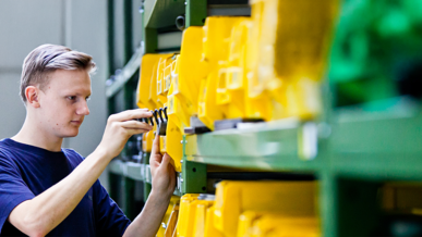 Fachlagerist/-in bei der Arbeit in der Ausbildung