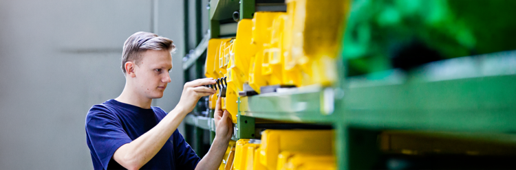 Fachlagerist (m/w/d) bei der Arbeit in der Ausbildung
