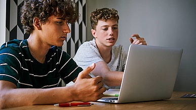 Jugendliche finden online ihren Studienplatz.