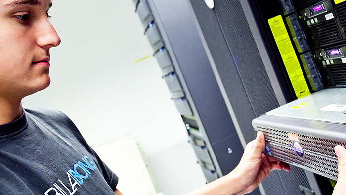 Elektroniker/-in für Informations- und Systemtechnik bei der Arbeit in der Ausbildung