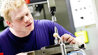 Werkstofftechnik bei der Arbeit in der Ausbildung