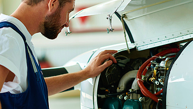 Fluggerätemechaniker/-in bei der Arbeit in der Ausbildung