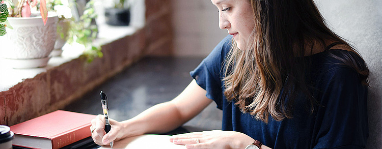 Jugendliche denkt über klassische Bewerbung nach.