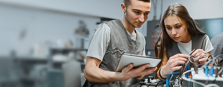 Jugendliche macht ein Praktikum für ihre Ausbildung.