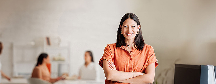 Karriere nach der Ausbildung, Frau in orangem T-Shirt