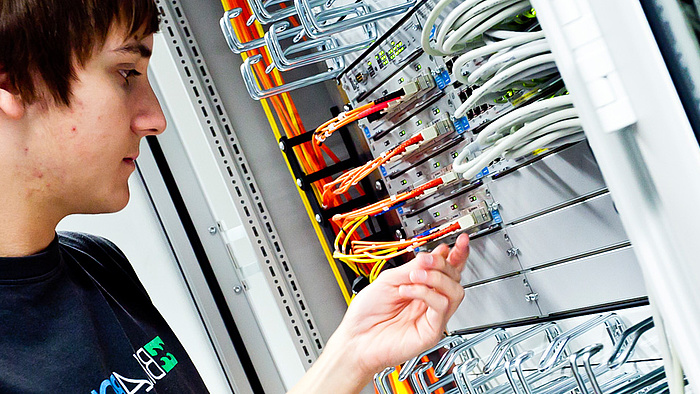 IT-Systemelektroniker/-in bei der Arbeit in der Ausbildung