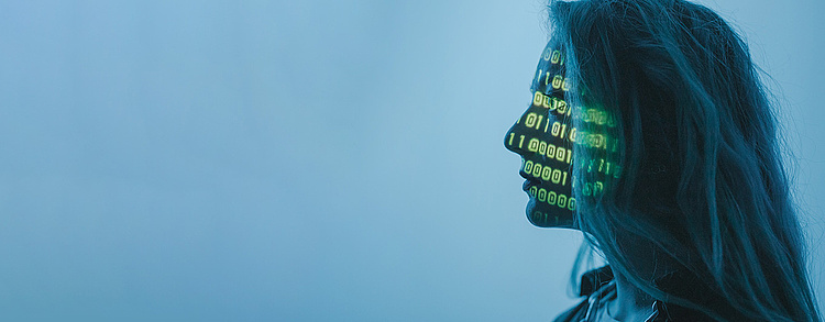 Laptop auf einem Tisch zeigt die Webseite von ChatGPT.