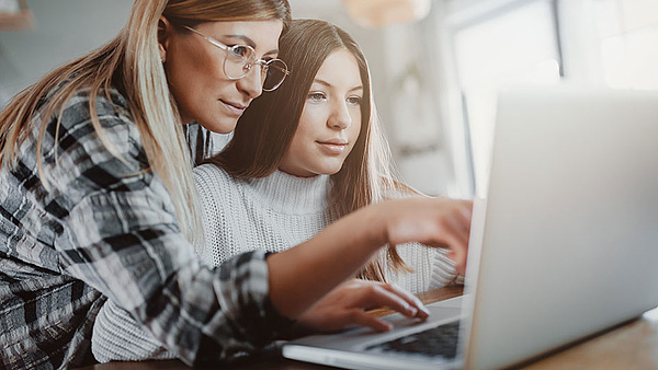 Welche Talente und Fähigkeiten hat mein Kind? Welche Ausbildung ist die richtige für mein Kind? Welcher Ausbildungsweg passt zu ihm? Finden Sie gemeinsam die Antworten und bieten Sie Ihrem Kind Orientierung.