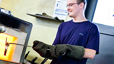 Verfahrensmechaniker/-in für Kunststoff- und Kautschuktechnik bei der Arbeit in der Ausbildung