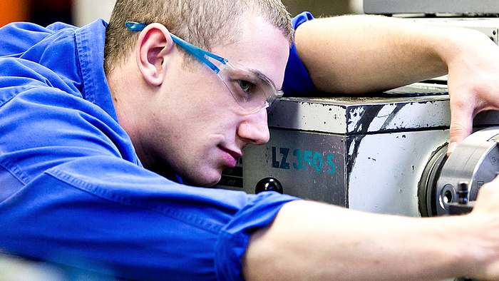 Maschinenbau bei der Arbeit in der Ausbildung