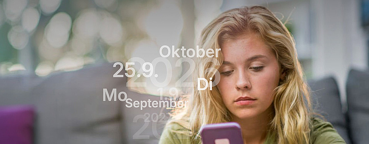 Junge Frau prüft auf dem Smartphone Bewerbungsfristen für ihre Ausbildung