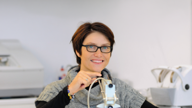 Feinoptiker/-in bei der Arbeit in der Ausbildung