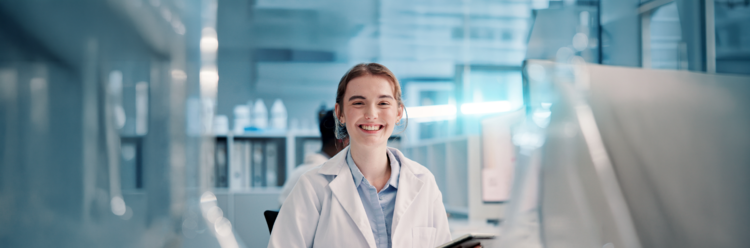 Chemikant (m/w/d) bei der Arbeit in der Ausbildung
