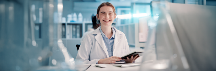 Chemikant (m/w/d) bei der Arbeit in der Ausbildung
