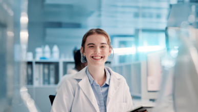 Chemikant/-in bei der Arbeit in der Ausbildung