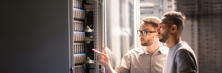 Frau überprüft Netzwerkkabel in einem Serverraum.