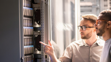 Fachinformatiker/-in für Systemintegration bei der Arbeit in der Ausbildung