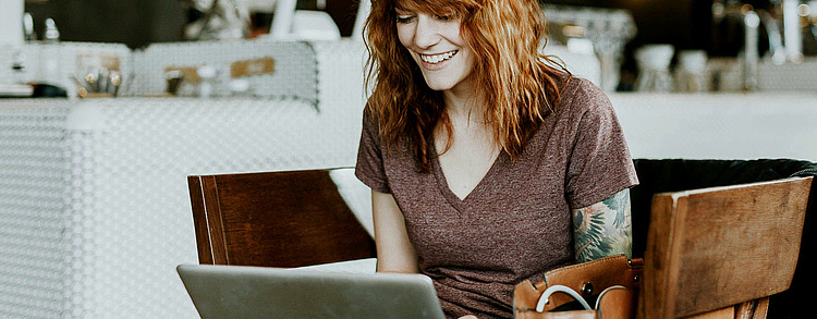 Jugendlicher bewirbt sich online für eine Ausbilung.