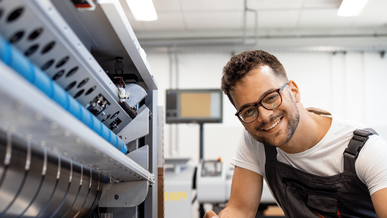 Stanz- und Umformmechaniker/-in bei der Arbeit in der Ausbildung