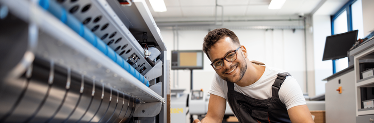 Stanz- und Umformmechaniker (m/w/d) bei der Arbeit in der Ausbildung