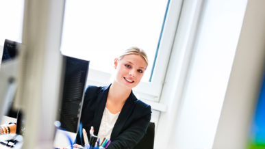Technische/-r Produktdesigner/-in bei der Arbeit in der Ausbildung
