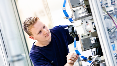 Elektroniker/-in für Maschinen- und Antriebstechnik bei der Arbeit in der Ausbildung