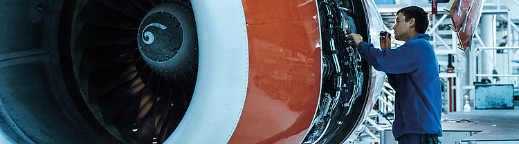 Arbeiter an einer Flugzeugturbine