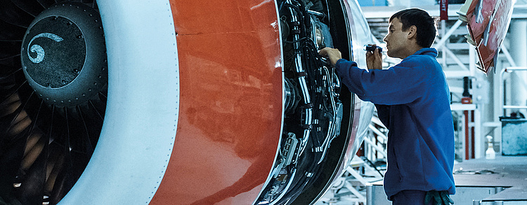 Arbeiter an einer Flugzeugturbine