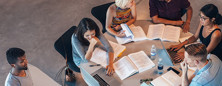 Jugendlicher überlegt, welche Form des dualen Studiums zu ihm passt.