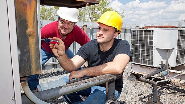 Ein Anlagenmechaniker für Sanitär- und Klimatechnik sorgt für optimale Raumbedingungen.