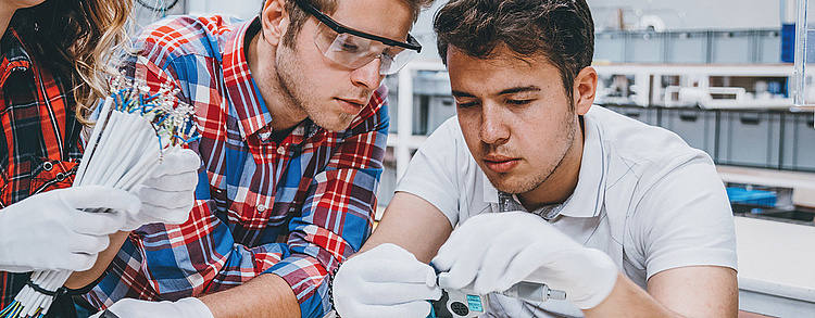 Drei Auszubildende im Labor